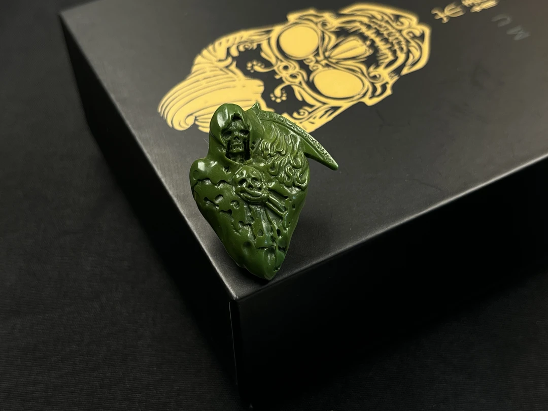 原矿油绿绿松石死神雕刻 全品无暇