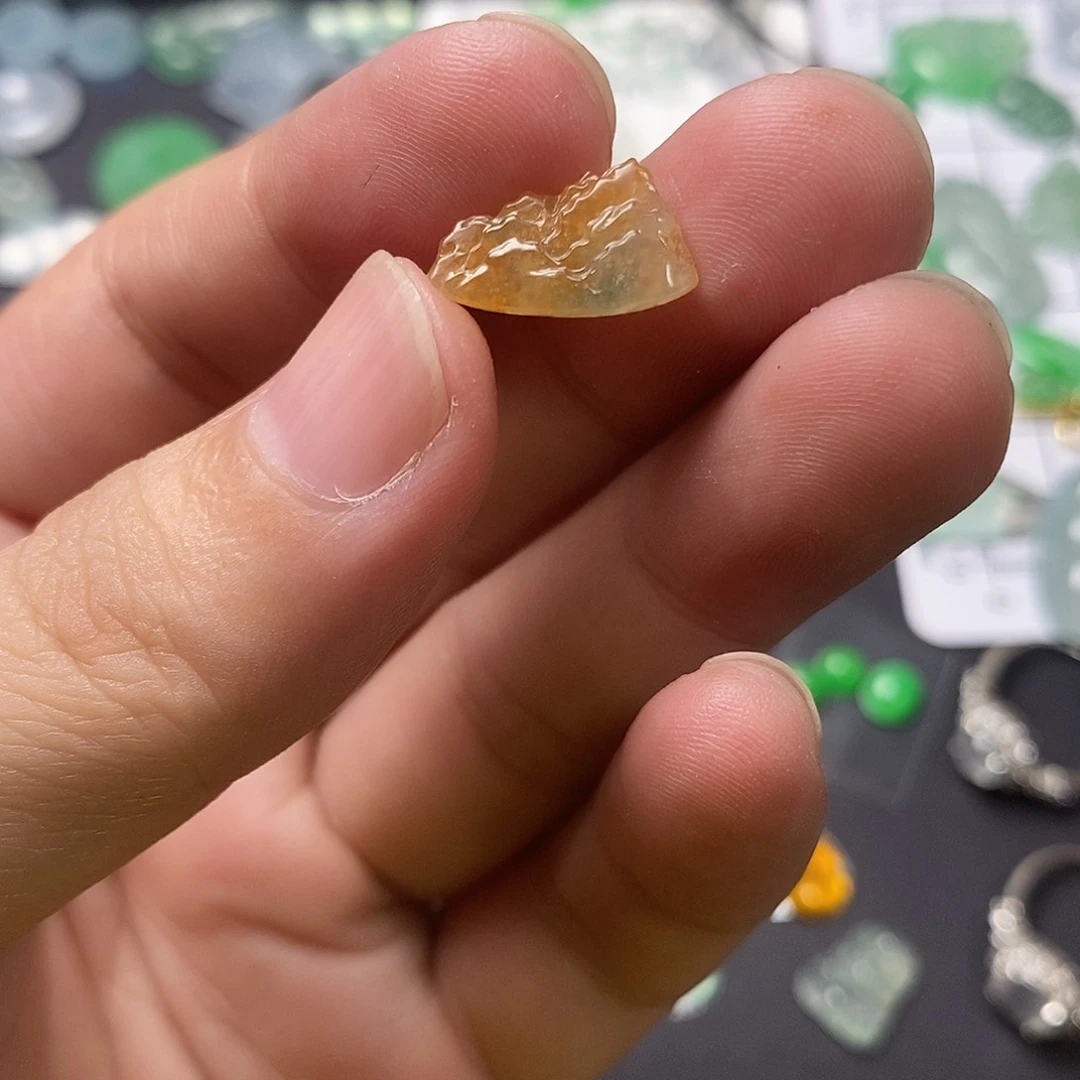 翡翠未镶嵌颈饰山