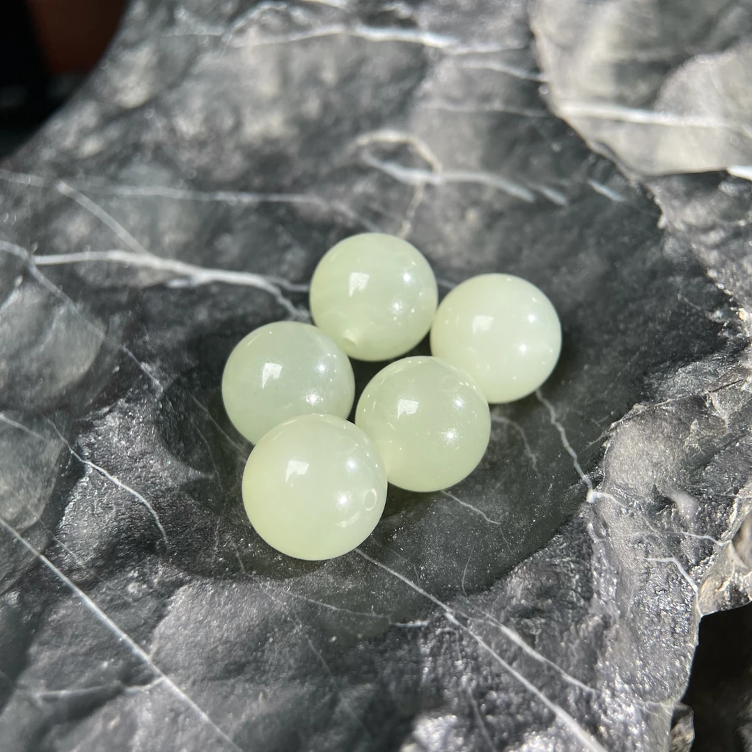 和田玉冰晴底12mm单珠葡萄肉多样性发其一 KT25101702