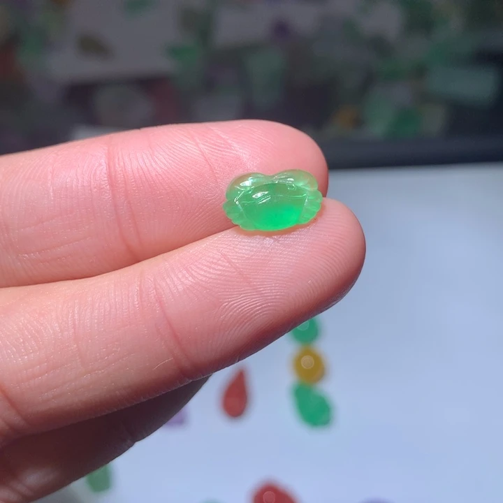 翡翠未镶嵌颈饰挂件