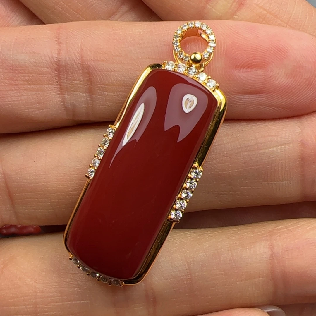 18K金镶嵌吊坠南红玛瑙