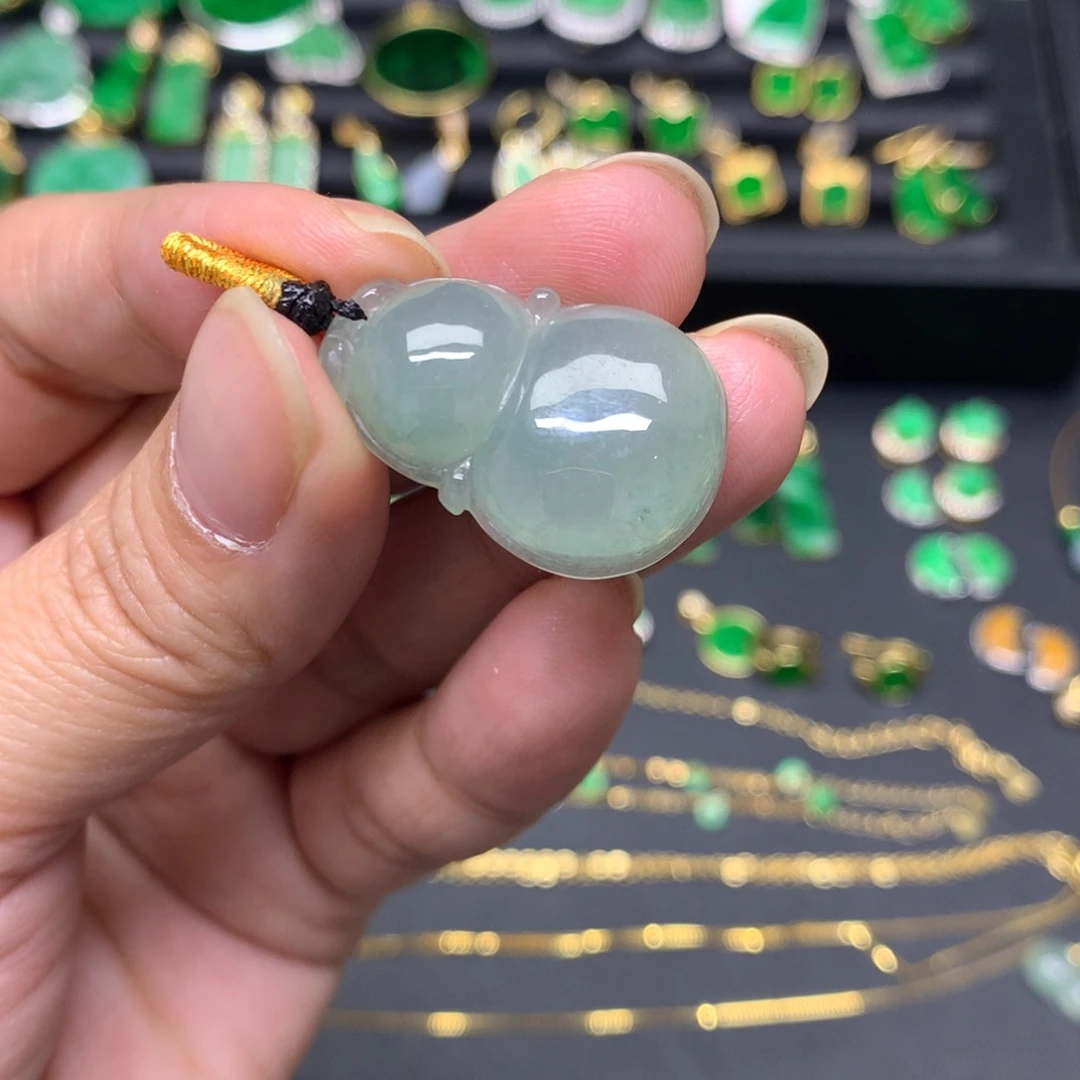 翡翠未镶嵌颈饰有纹