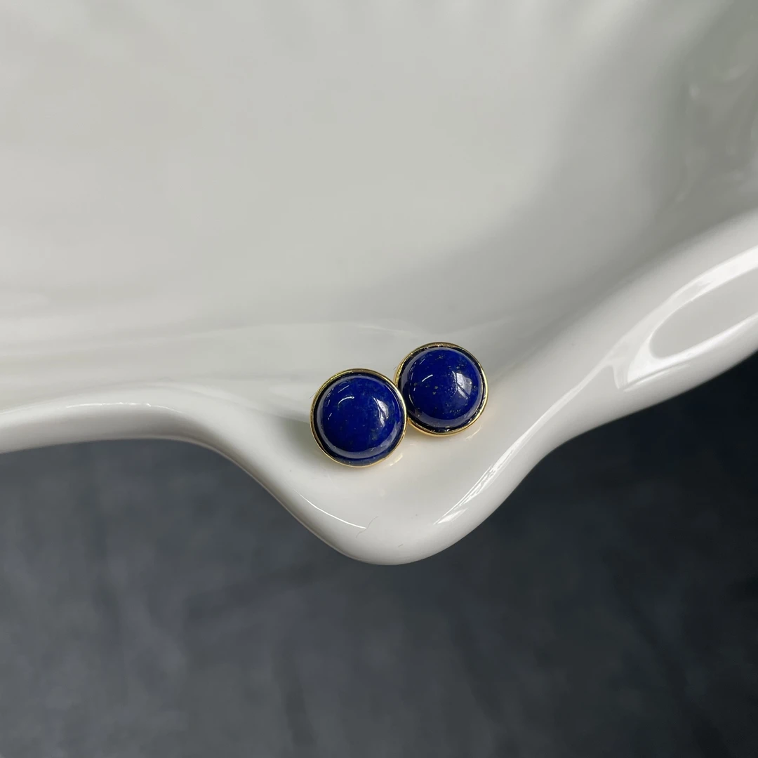 青金石圆形蛋面镶S925银包边耳钉约8mm.