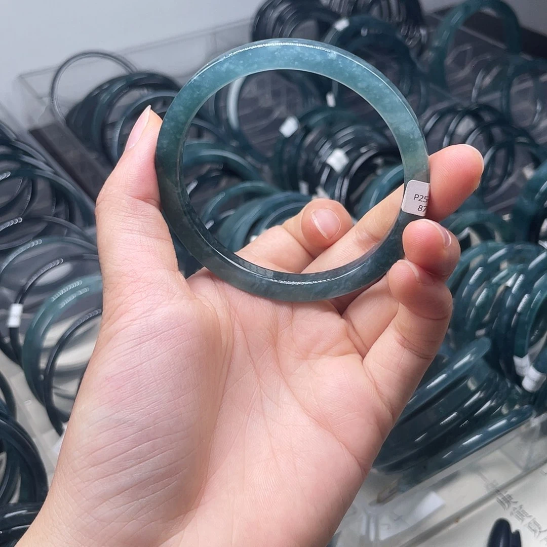 翡翠手镯未镶嵌翡翠手镯