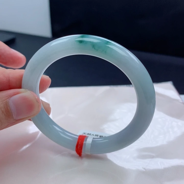 翡翠手镯未镶嵌56飘花