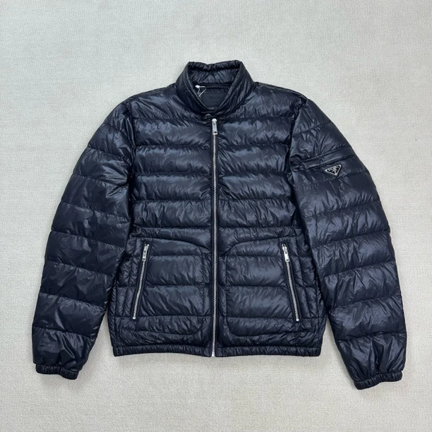 99新 Prada/普拉达 三角钢标立领羽绒服/50码/WL1669