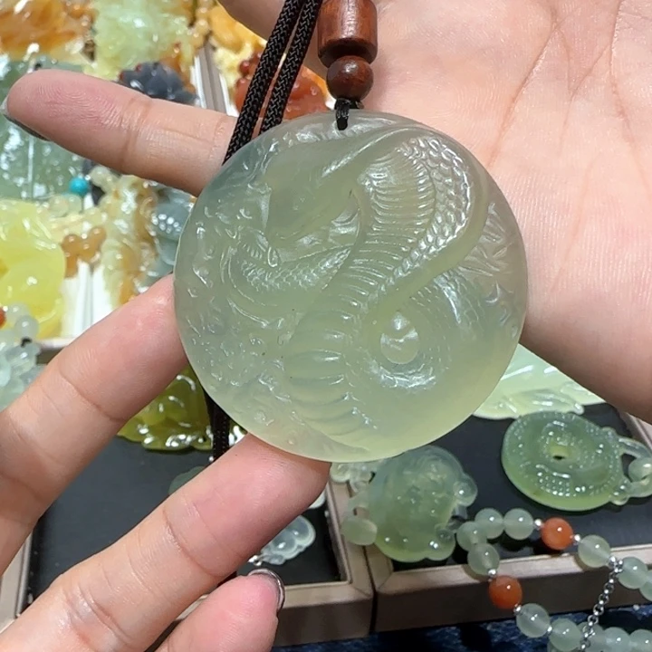 未镶嵌蛇纹石玉吊坠