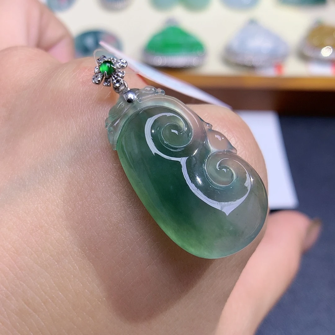 翡翠颈饰18K金镶嵌如意