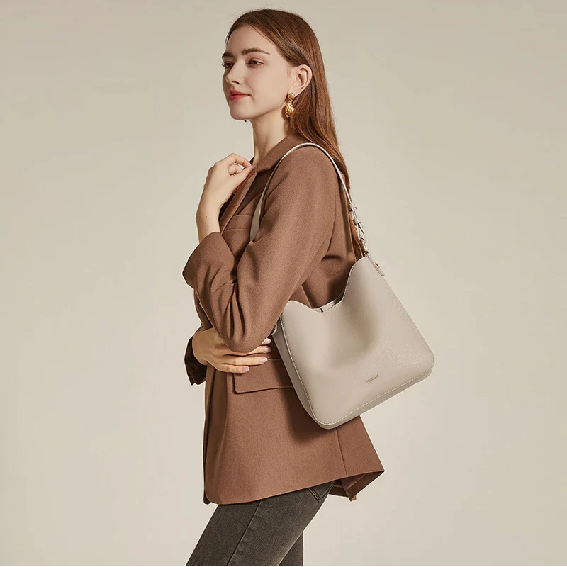 FOXER跨境热销现货女新款通勤百搭大容量水桶单肩包宽肩带斜挎包