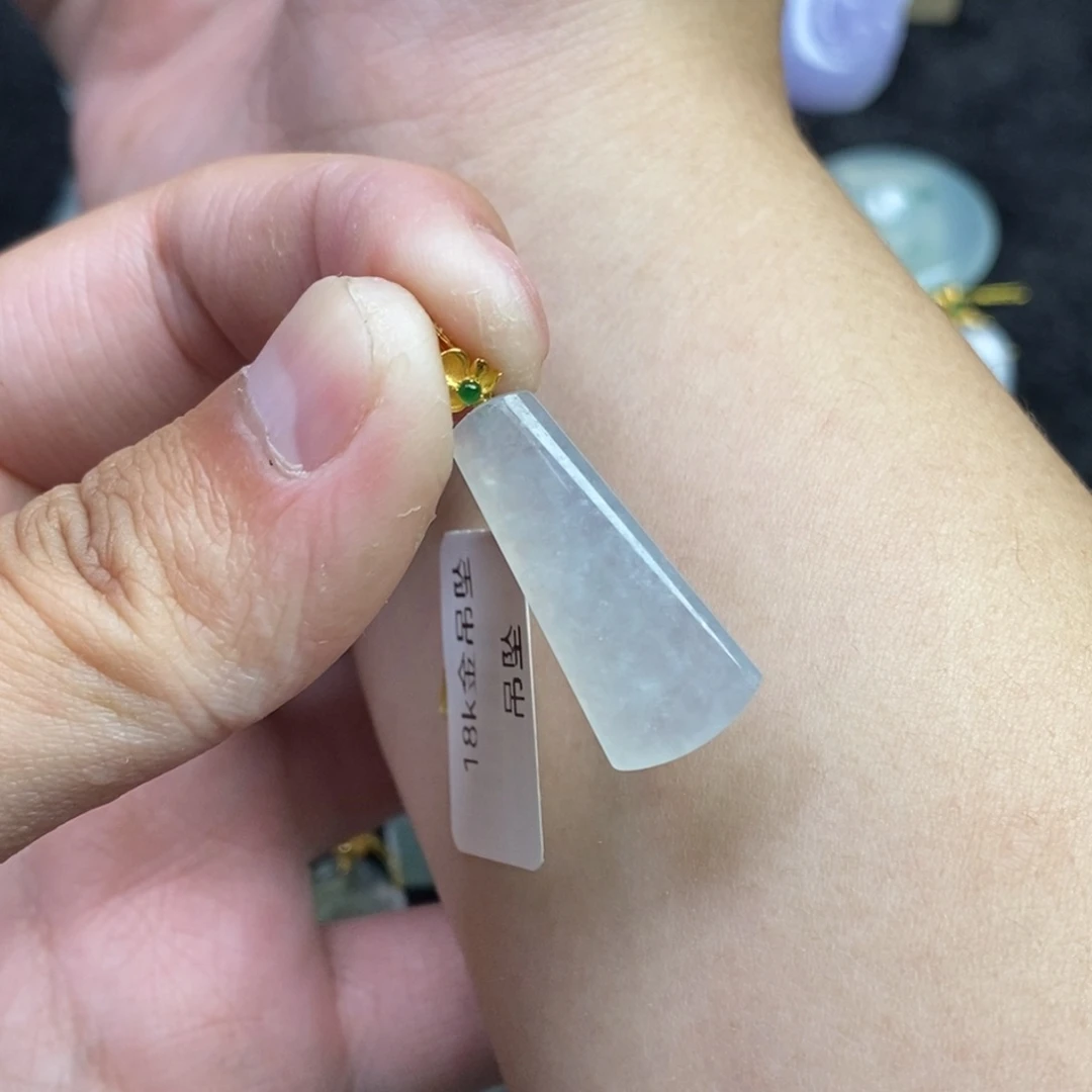 翡翠18K金镶嵌颈饰无事牌