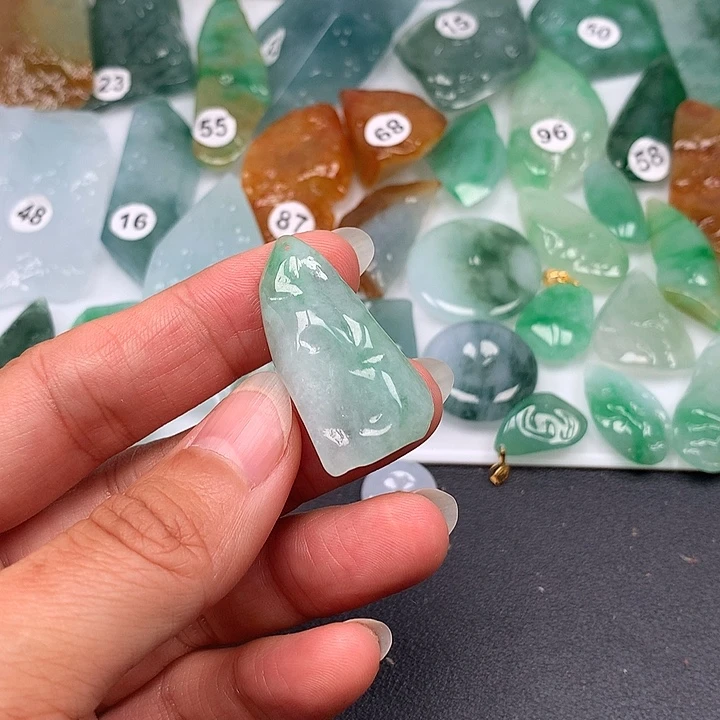 翡翠未镶嵌颈饰随型