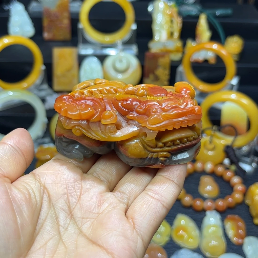 宸***宝石英质玉（黄龙玉）未镶嵌颈饰