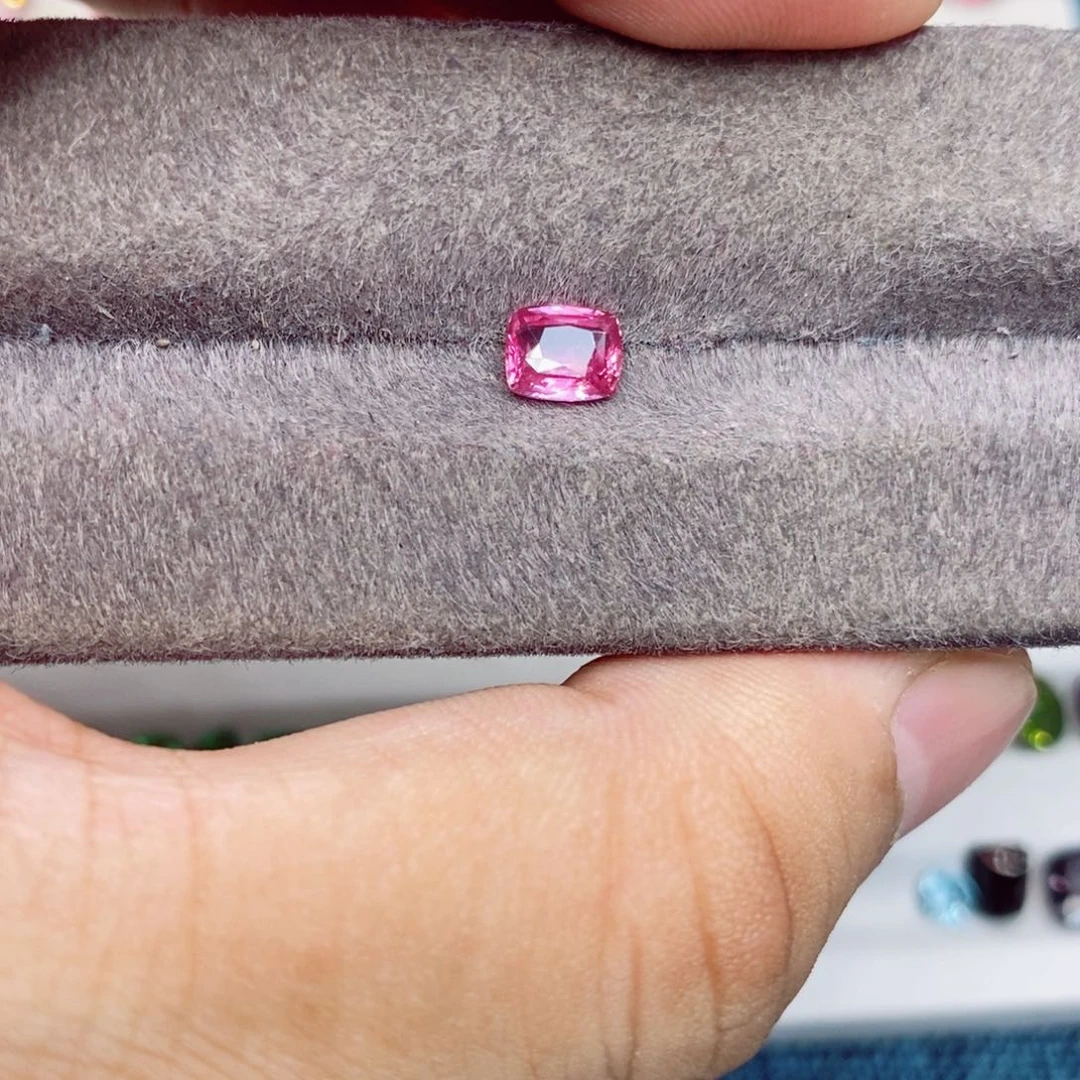 蓝宝石裸石未镶嵌无烧粉色蓝宝石1.04克拉