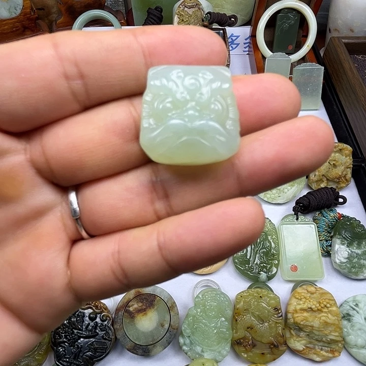 岫玉未镶嵌吊坠(赠链)