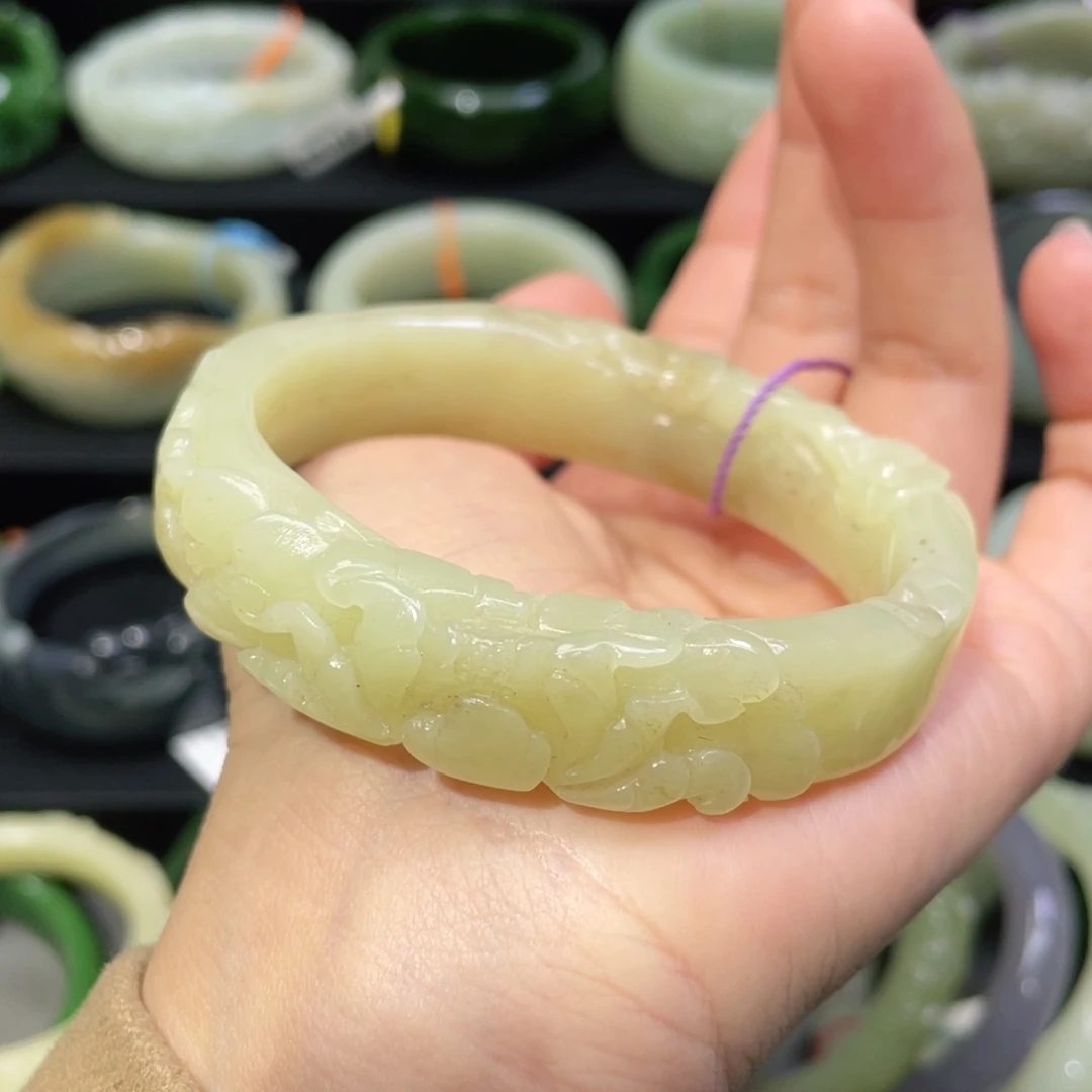 未镶嵌手镯（贵妃镯）和田玉81