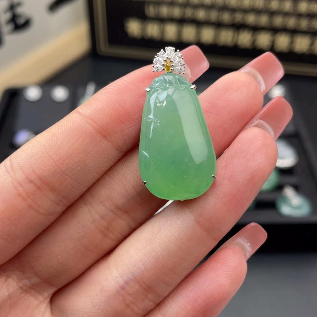 翡翠18K金镶嵌颈饰冰甜绿福瓜