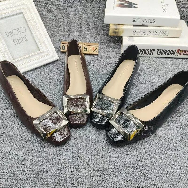 高级感女鞋2025春款软底2307-1低跟舒适方头漆皮金属小皮鞋单鞋