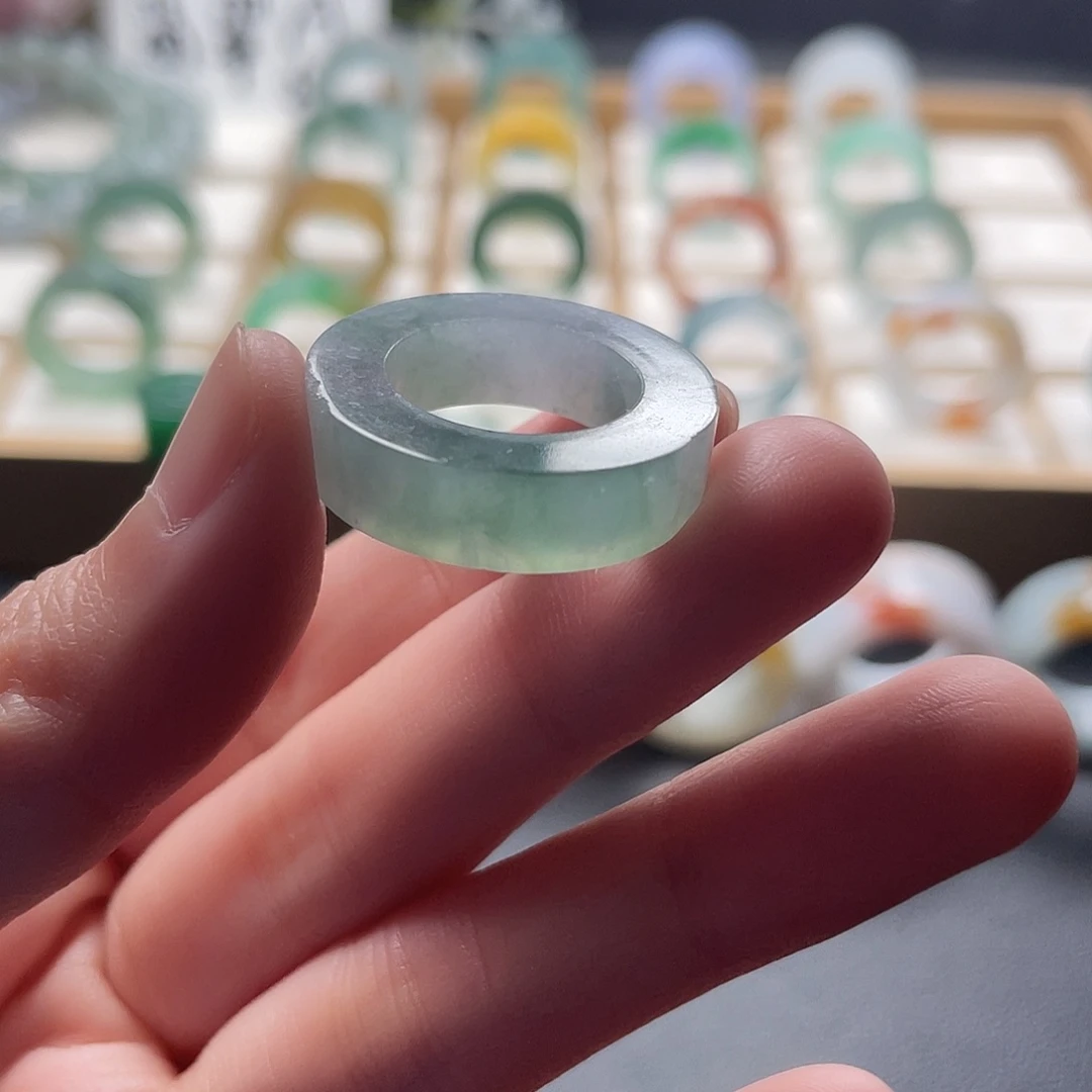 定制翡翠足铂镶嵌翡翠