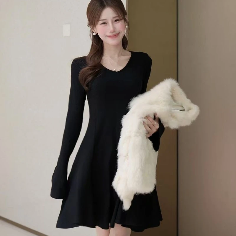 茶香可颂v领长袖内搭气质连衣裙女冬季收腰法式修身秋冬连衣裙