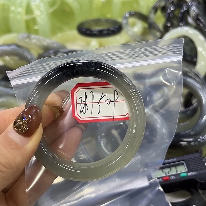 沐***。蛇纹石玉未镶嵌岫玉手镯