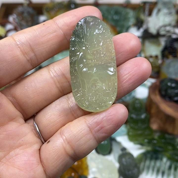 未镶嵌蛇纹石玉吊坠