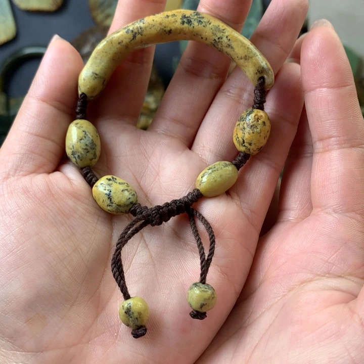 透闪石质玉未镶嵌挂件用****2