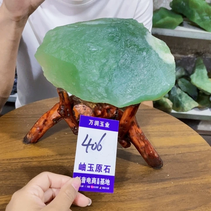 成***边未镶嵌蛇纹石玉原石