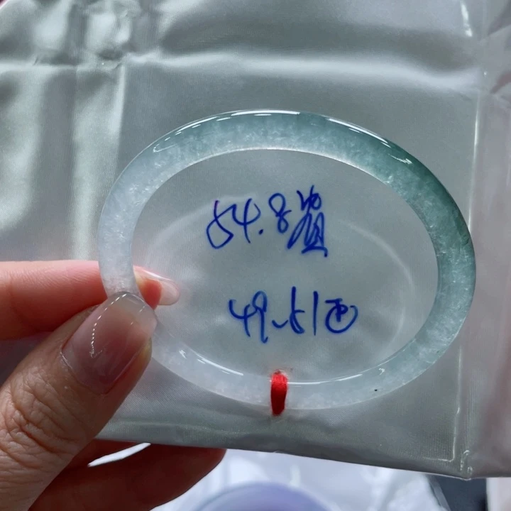 翡翠手镯未镶嵌翡翠手镯