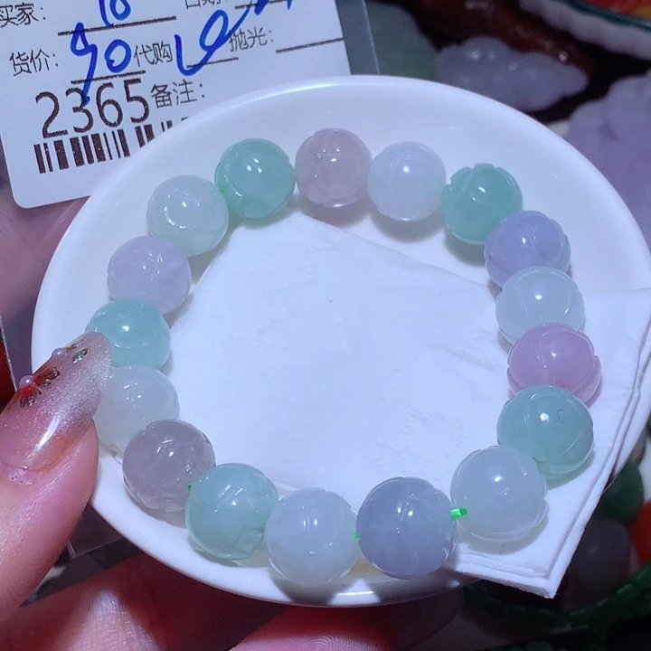 用***8翡翠未镶嵌颈饰这