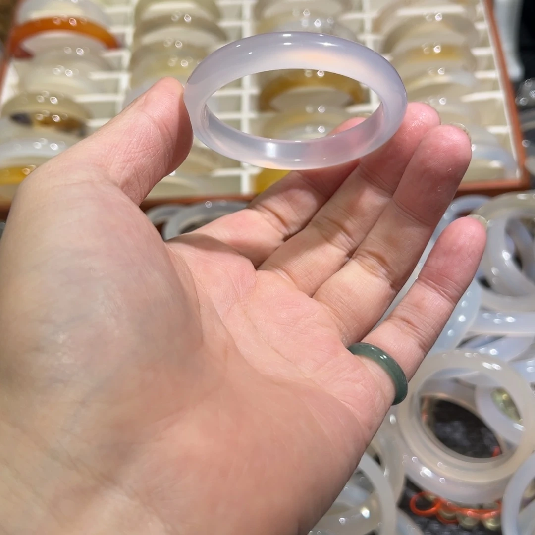 玛瑙/玉髓未镶嵌手镯52圈微瑕4.8