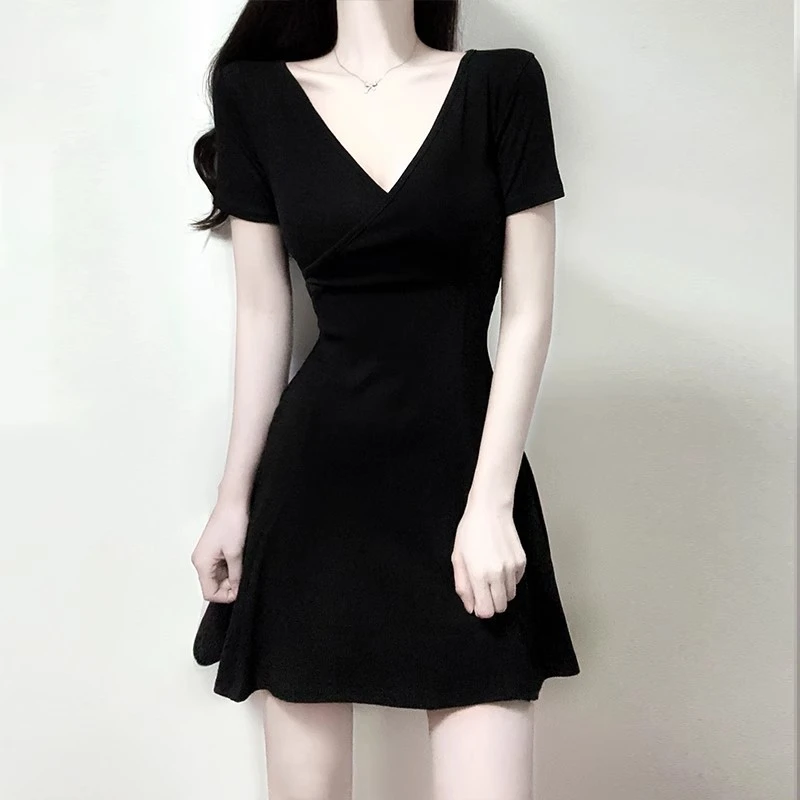 黑色短收腰款连衣裙微胖女生穿搭洋气矮个子v领显瘦赫本小黑裙夏