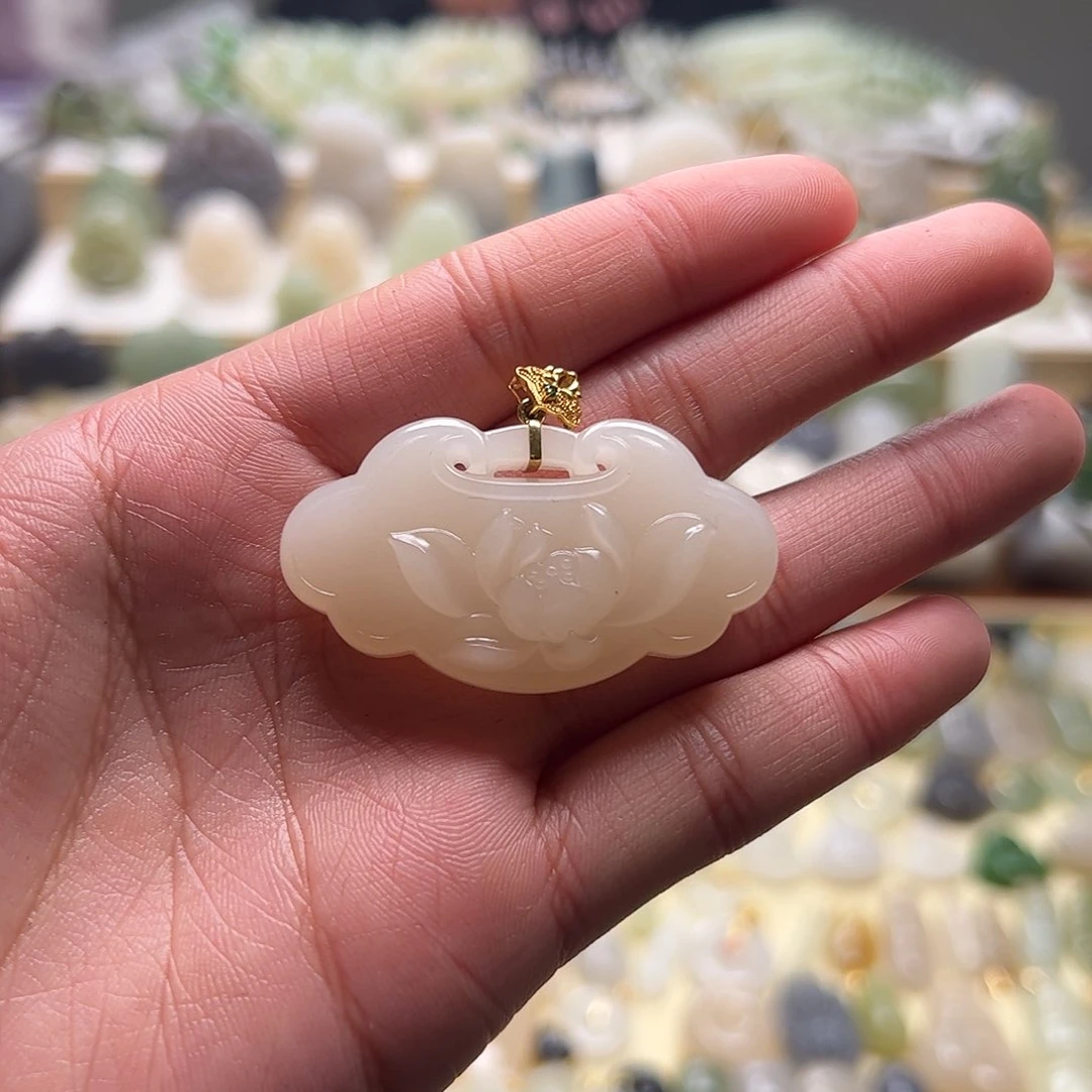 和田玉吊坠(赠链)18K金镶嵌倩***酒