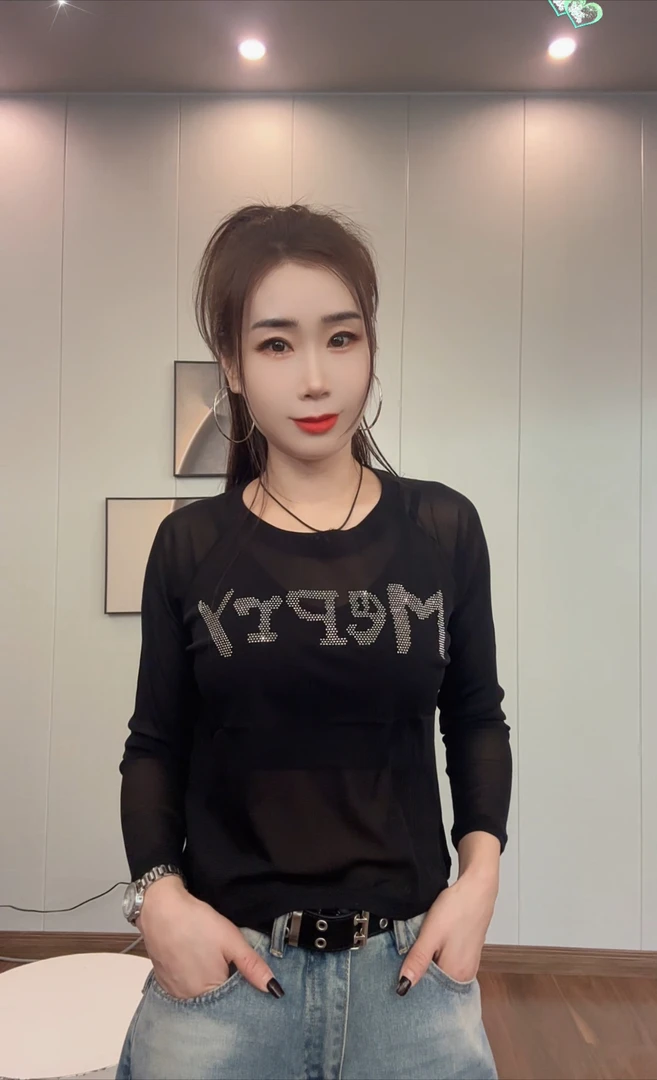 6835（XD）网纱字母闪钻上衣