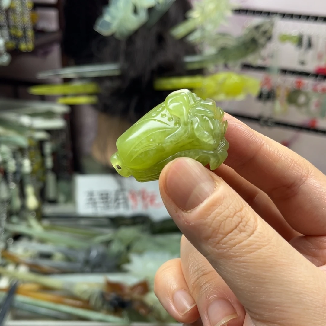 岫玉未镶嵌发饰长度4厘米左右，手工雕刻玉白菜，送绳