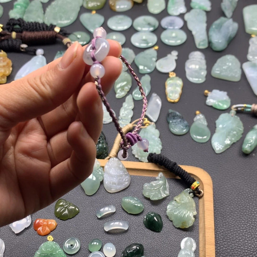 翡翠颈饰未镶嵌平安扣