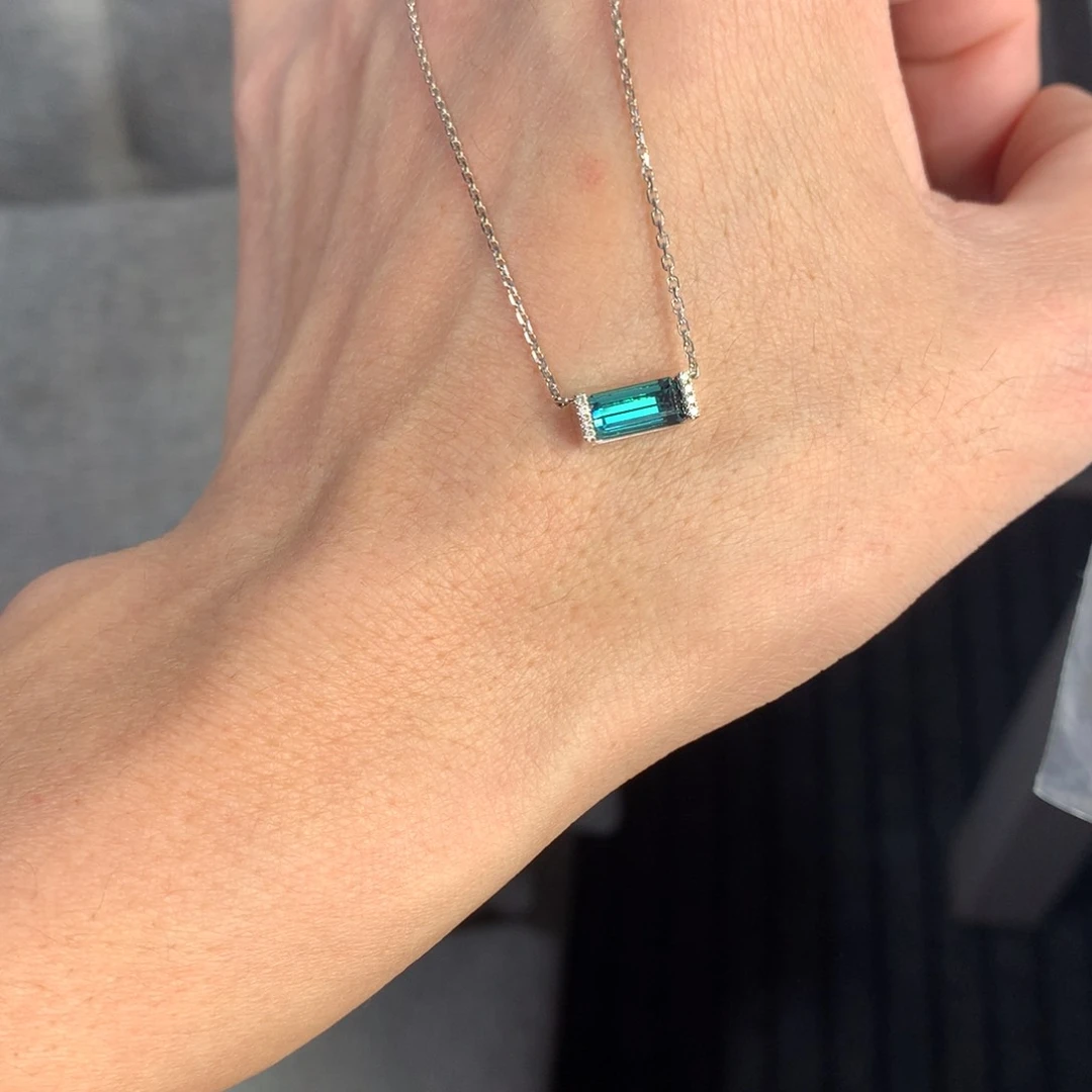 颈饰18K金镶嵌碧玺1.35克拉拉贡碧玺