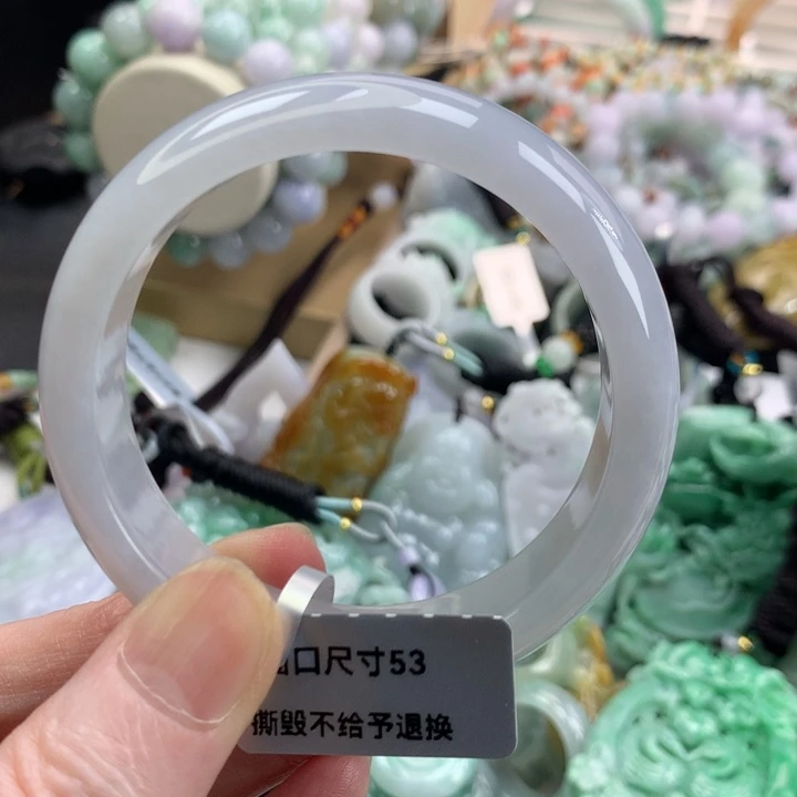 翡翠手镯未镶嵌吊坠