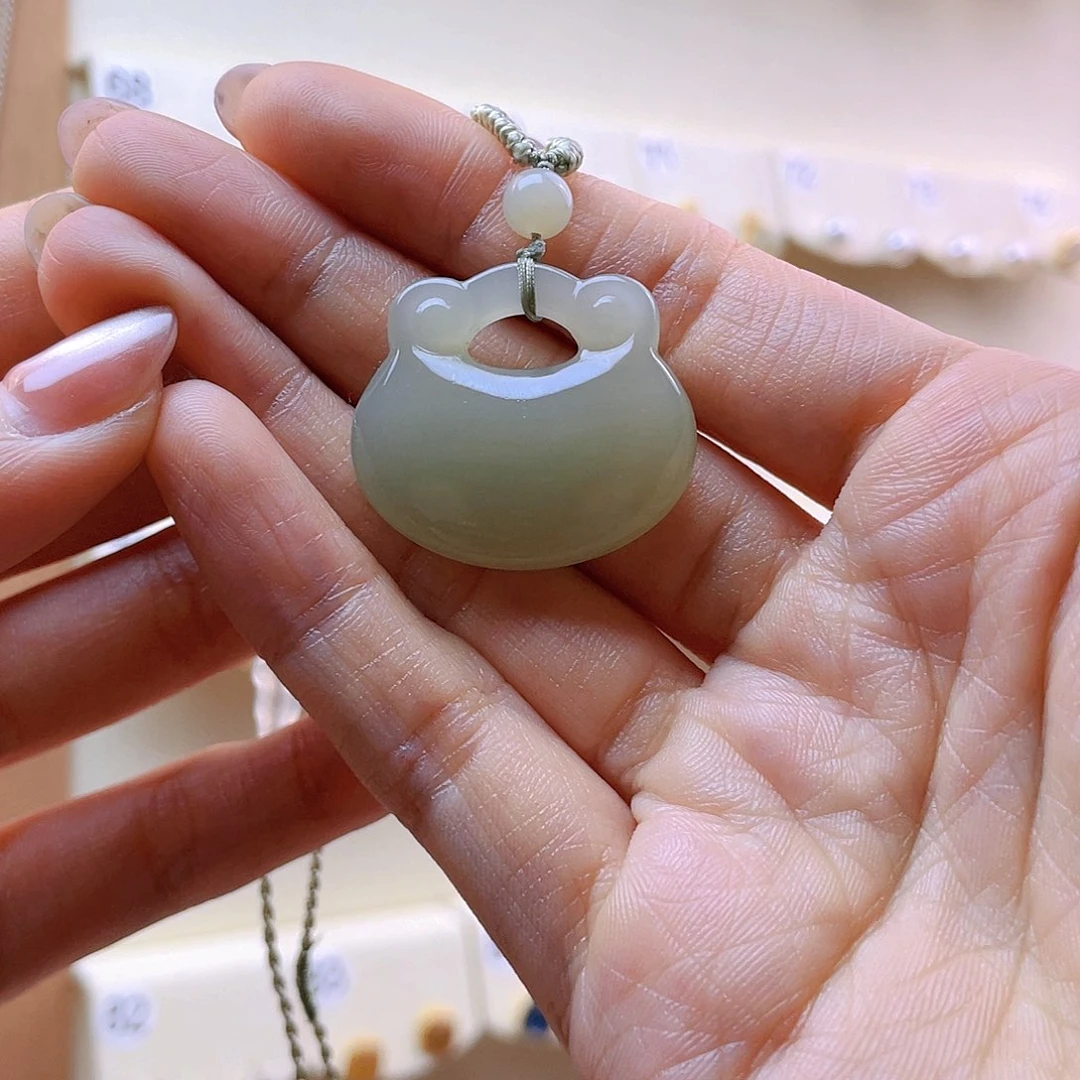 和田玉吊坠(赠链)未镶嵌W**?