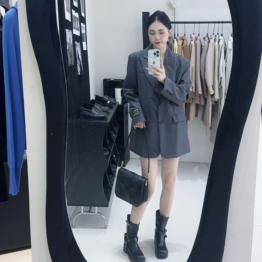 春秋新款女士设计感小众廓形宽松休闲垫肩西装外套