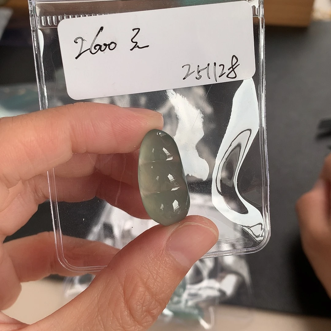 翡翠未镶嵌颈饰豆