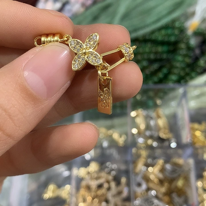 2个四叶草牌牌吊坠扣头