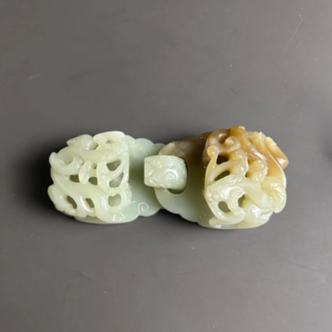 清代和田玉雕龙首带扣