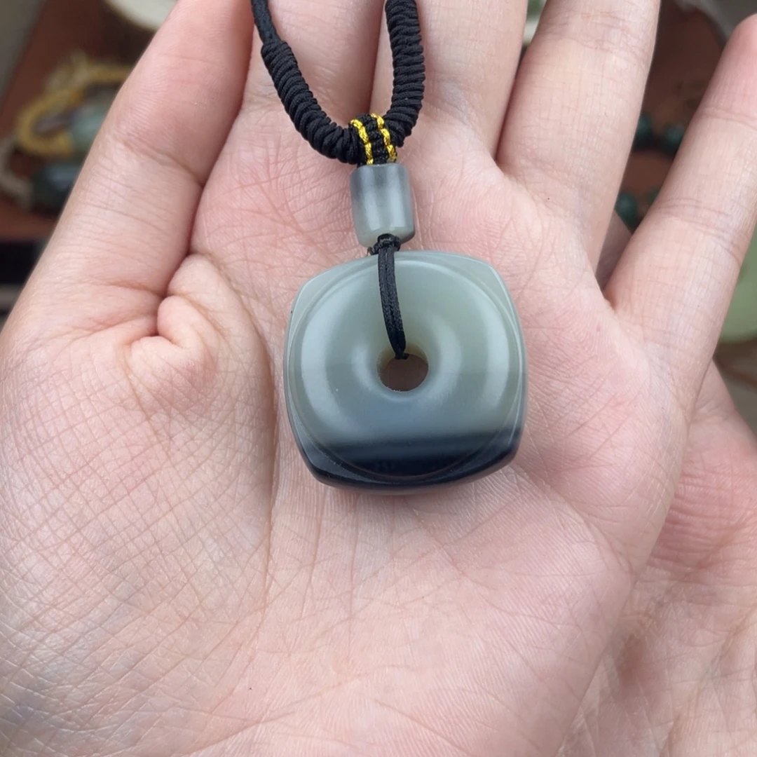 兔***白和田玉未镶嵌颈饰