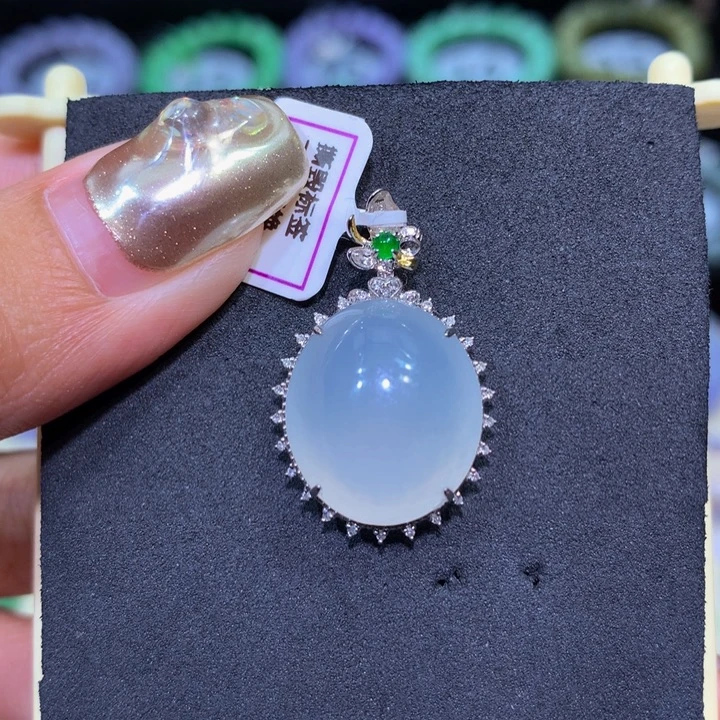 翡翠18K金镶嵌颈饰翡翠