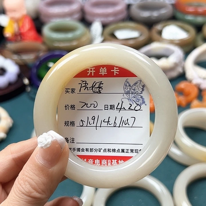 石英质玉手镯未镶嵌语****）