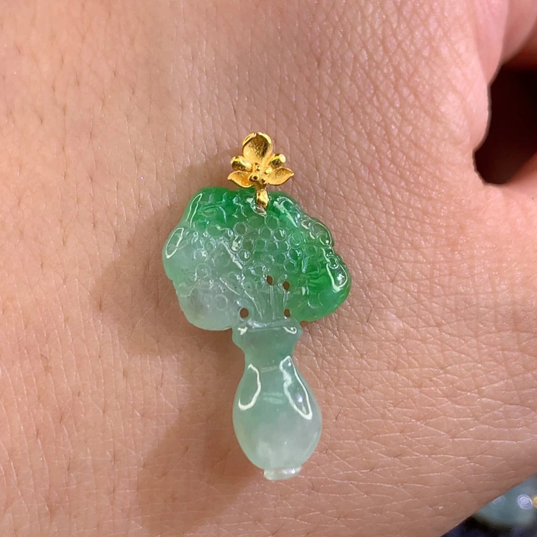 翡翠18K金镶嵌颈饰翡翠