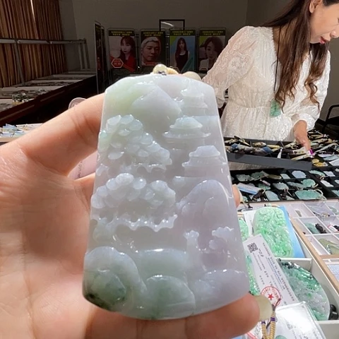翡翠未镶嵌颈饰一个