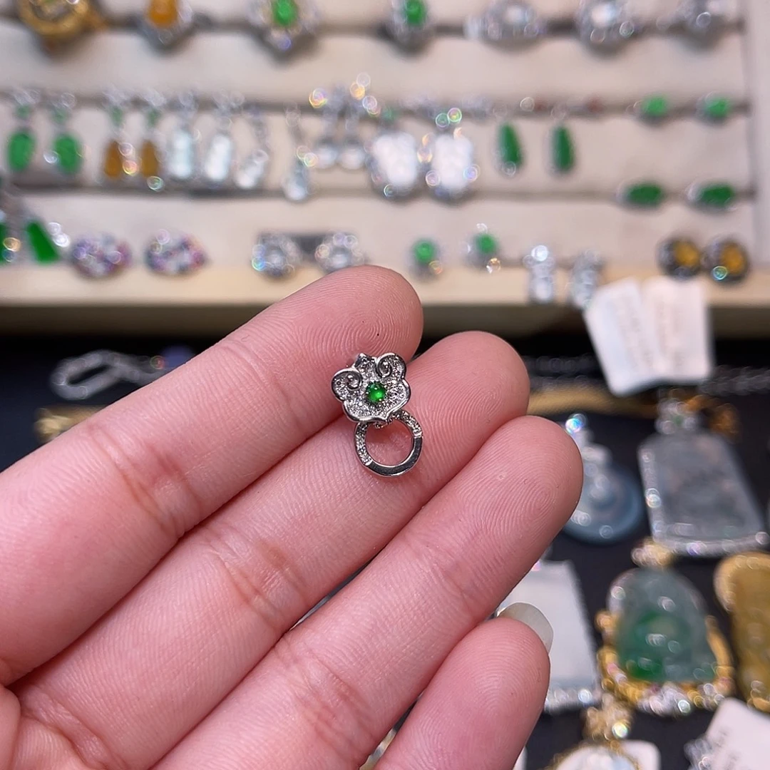 翡翠18K金镶嵌颈饰万能扣