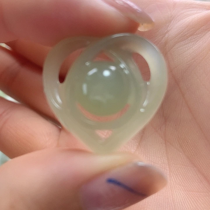 子***涵和田玉未镶嵌颈饰