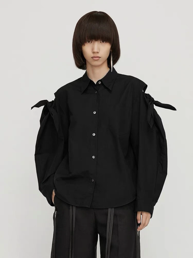 灰灰呀！江南BY剪标款。复古设计感系带蝴蝶结露肩衬衫